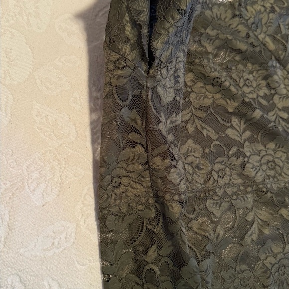 I don’t use anymoree Guess Tops Medium size Olive Green color - Picture 3 of 5